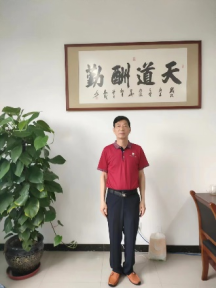 郑宏伟—中共党员，副教授，从教41年，重点中学语文骨干教师
