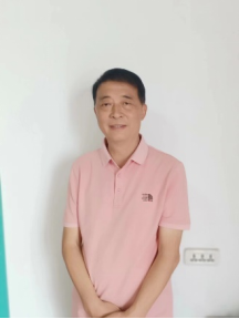 曾行国—中共党员，副教授，从教40年，重点中学政治骨干教师